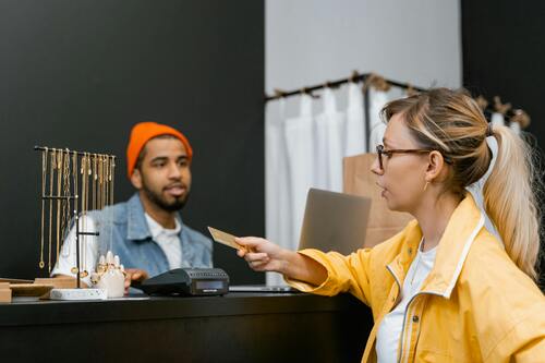 24/7 Customer Support Tools Without Hiring Staff (AI Guide)