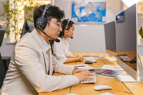 How Helpdesk Tools for Small Teams Improve Support